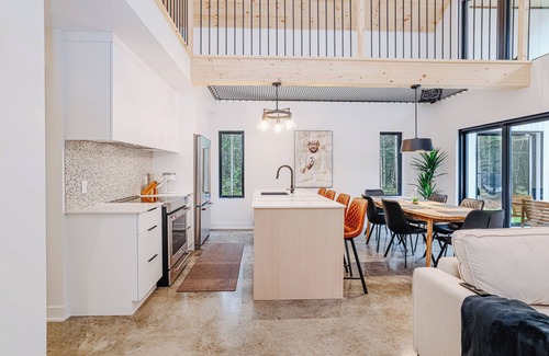 Chertsey Cabin | À 1 hre de Montréal, entouré d'arbres matures, vous trouverez le Chalet Snö !