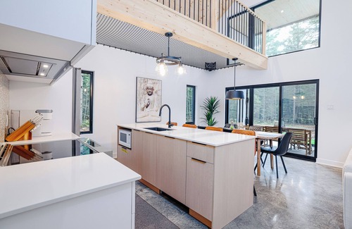 Chertsey Cabin | À 1 hre de Montréal, entouré d'arbres matures, vous trouverez le Chalet Snö !
