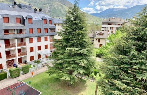 Biescas Apartment | Ático en Biescas con piscina, chimenea y garaje