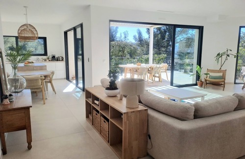 Gemenos Villa | Évasion Provençale: new contemporary villa in a green setting