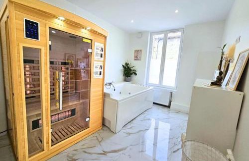 Reims Apartment | Ô Sacrée Détente de Reims -Spa privatif - Proche de la gare & centre ville