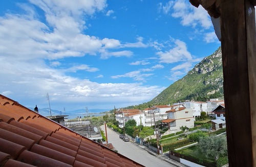 Kamena Vourla Apartment | Ανακαινισμένο loft,2ου ορόφου,θέα στη θάλασσα και το βουνό,150μ από την θάλασσα.