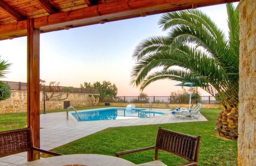 Gerani Villa | Τhree bedroom sea view villa close to Rethymno city