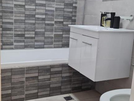 Jerusalem Apartment | תנובת הארץ רחוב שמגר 14 ג' קומה p-3 הכניסה מרחוב מנחת יצחק 22