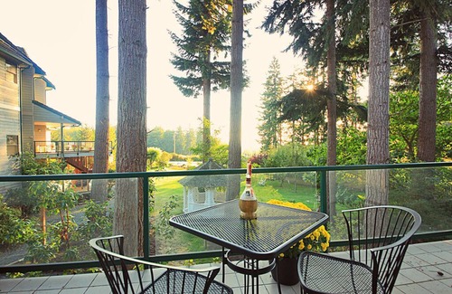 Clinton Cottage | ღ*¨*✶.¸ Romantic /Jetted Tub /Deck /SLEEPS 5 *`*✶.¸.ღ