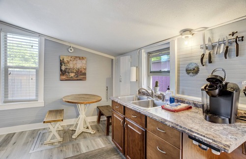 Downtown Colorado Springs Cottage | ᨒ Downtown Oasis ᨒ Steps to Dining, Cafes & Bars ᨒ