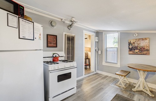 Downtown Colorado Springs Cottage | ᨒ Downtown Oasis ᨒ Steps to Dining, Cafes & Bars ᨒ
