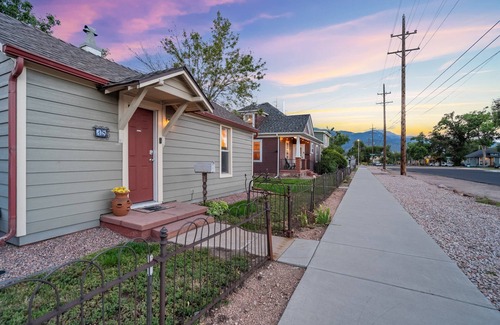 Downtown Colorado Springs Cottage | ᨒ Downtown Oasis ᨒ Steps to Dining, Cafes & Bars ᨒ