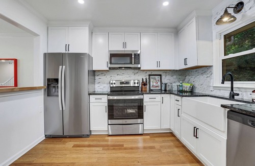 Athens Condo | 0.5 mi UGA Stadium & Campus– 2 BR 2.5 BA Athens Townhome with King, Queen + Twin