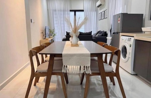 Central District Apartment | 0%Tax Beachfront Seaview 2CarPark@6-10 px[Netflix]