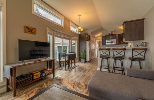 Regional District of Mount Waddington Apartment | 04 - Eagle`s Nest Cottage