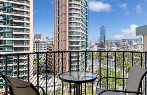McCully - Moiliili Apartment | 05 FREE Parking 10 min beach 2br-Waikiki Ala Moana