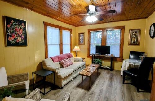 Mid America House | #07 - Lakeview One Bedroom Cottage-Pet Friendly