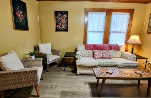 Mid America House | #07 - Lakeview One Bedroom Cottage-Pet Friendly