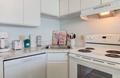 Wilmington Beach Condo | 0706 Dolphin's Den 1 Bedroom Home