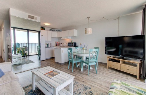 Wilmington Beach Condo | 0706 Dolphin's Den 1 Bedroom Home