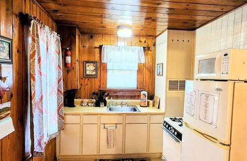 Mid America House | #08 - One Bedroom Lakeview Cottage-Pet Friendly