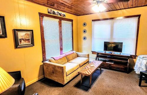 Mid America House | #08 - One Bedroom Lakeview Cottage-Pet Friendly