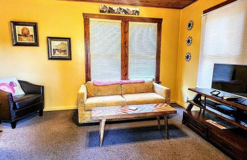 Mid America House | #08 - One Bedroom Lakeview Cottage-Pet Friendly