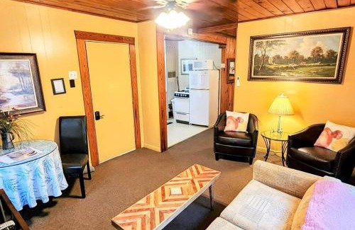 Mid America House | #08 - One Bedroom Lakeview Cottage-Pet Friendly