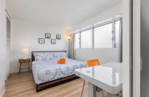 McCully - Moiliili Apartment | 09 FREE Parking 10 min beach 2br-Waikiki Ala Moana