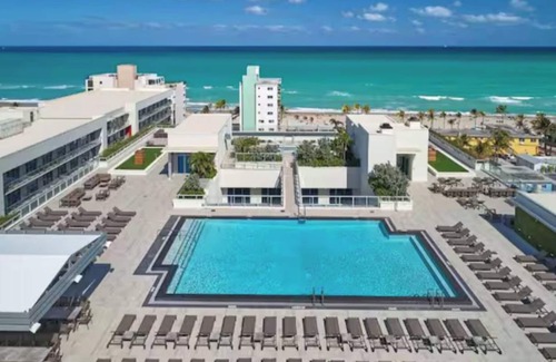Hollywood Lakes Condo | 1/1 AMAZING Condo /Few Steps to the BEACH!/Rooftop POOL/PET Friendly!