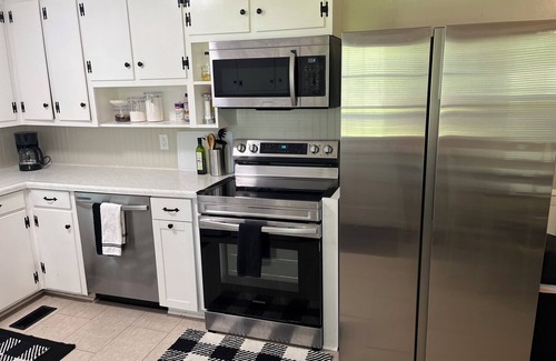 Greenville House | 1.2 Miles from ECU Campus just off 10th, Fully equipped 3Bed/2Bath House.