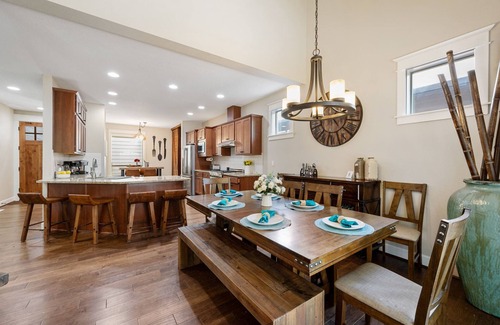 West Haven-Sylvan House | 1.2M New Luxury Home, Hot Tub, 4 King Beds, 2 in-Suites, Fast Wifi
