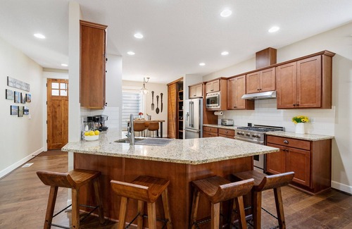 West Haven-Sylvan House | 1.2M New Luxury Home, Hot Tub, 4 King Beds, 2 in-Suites, Fast Wifi
