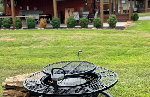 Townville Cabin | 1/4 mi LAKE HARTWELL Broyles Landing/5 to Green Pond/15 to Clemson/Anderson