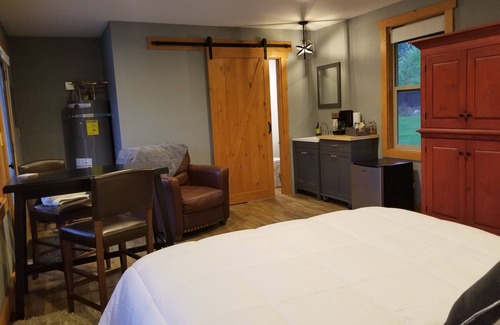 Leavenworth House | 1.5 Miles to Down Town Leavenworth! Walk to hiking trails.