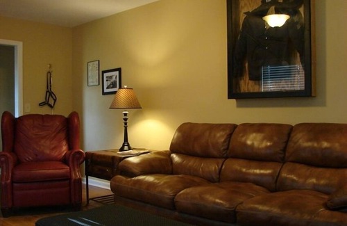 Lexington House | 1.5 Miles to Kentucky Horse ParknPremise ID 12268400-1