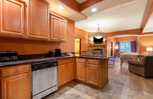 Wisconsin Dells Condo | 1,500 SqFt SCENIC VIEW 2-Bedroom Condo with FREE Chula Vista Waterpark Passes!