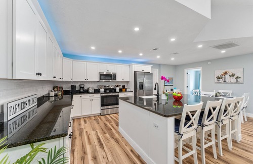 Ocala House | 1 acre private retreat with pool, firepit, volleyball, basketball & open concept