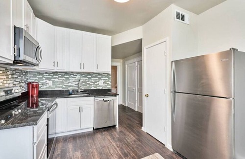 St. Louis Apartment | 1 Bd Apt- Forest Park, CWE & Grove -4932 Wise Ave