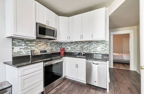 St. Louis Apartment | 1 Bd Apt- Forest Park, CWE & Grove -4932 Wise Ave