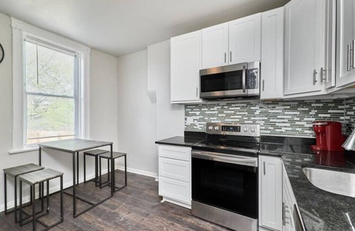 St. Louis Apartment | 1 Bd Apt- Forest Park, CWE & Grove -4932 Wise Ave