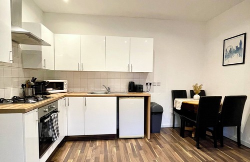 Golborne Apartment | 1 BDR Flat W/Canal View- Moments away from Famous Portobello Rd