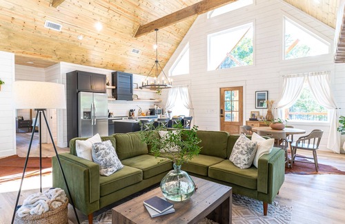 Pickens Cabin | 1 bdr peaceful retreat with hot tub and stunning interior!