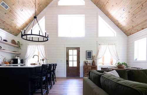 Pickens Cabin | 1 bdr peaceful retreat with hot tub and stunning interior!