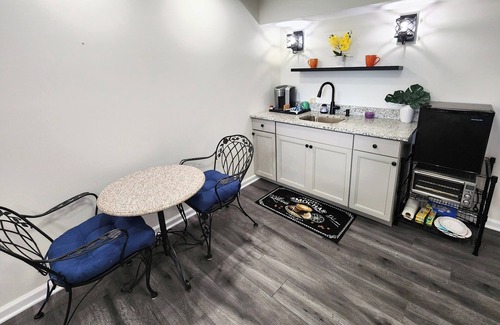Nashville House | 1 bdrm Modern Oasis near everything.