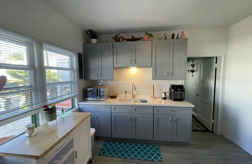 Los Angeles County Apartment | 1 Bed 1 Bath 5 miles from Beach Washer/Dryer in unit