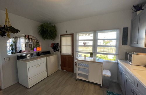 Los Angeles County Apartment | 1 Bed 1 Bath 5 miles from Beach Washer/Dryer in unit
