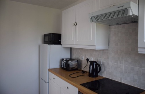 Ponders End Apartment | 1 Bed apart., sleeps 4, Train station 3 minutes walk, 23 min. train City Centre