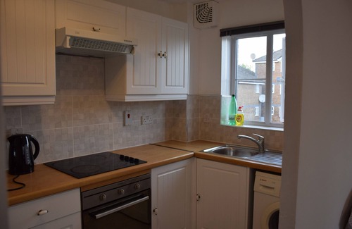 Ponders End Apartment | 1 Bed apart., sleeps 4, Train station 3 minutes walk, 23 min. train City Centre