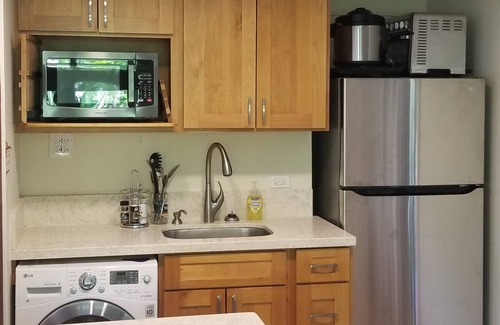 Kaneohe Apartment | 1 Bed apartment AC TempurPedic California King