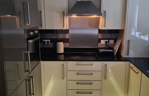 Dartford Apartment | 1-Bed Apartment - Sleeps 3 - Parking - Wifi
