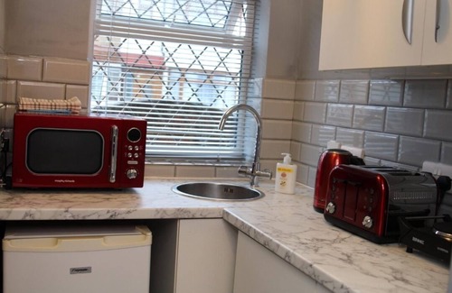 Havering Apartment | 1-Bed Apartment with private hot tub, sauna & gym