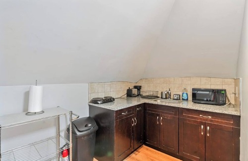 North Bergen Apartment | 1 Bed apt , 20 min from NY, Close to bus station and groceries