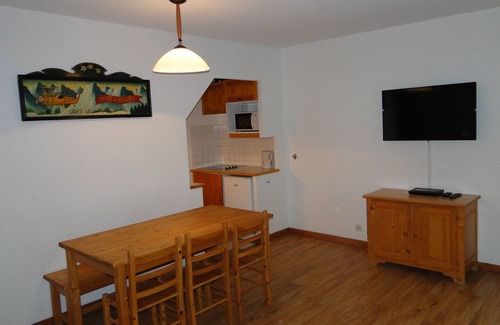 La Perriere Apartment | 1 Bed Apt, Sleeps 5, Sauna, Wifi, Covered Parking, Kitchenette, Close to Slopes